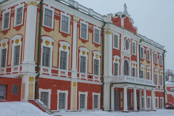 Снігопад в Таллінні. Вигляд красивого палацу бароко Кадріорг в зимовий сезон. Естонія - Фото, зображення