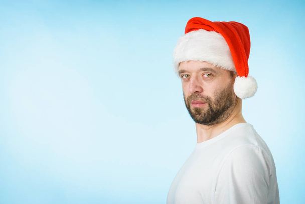 Bearded man in santa claus hat - Foto, imagen