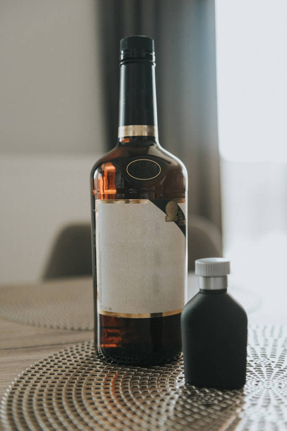 Butelka zimnej wódki i butelka wina w wiadrze z lodem i olejem - Zdjęcie, obraz