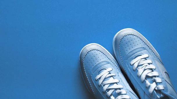Спортивне взуття на тлі модного синього кольору
, - Фото, зображення