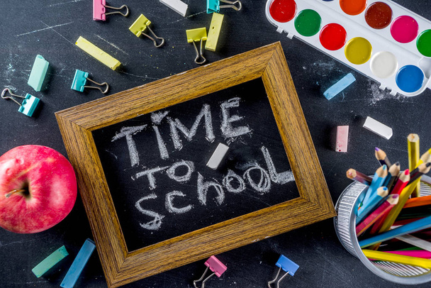 School education supplies on chalkboard backdrop - Foto, Imagem