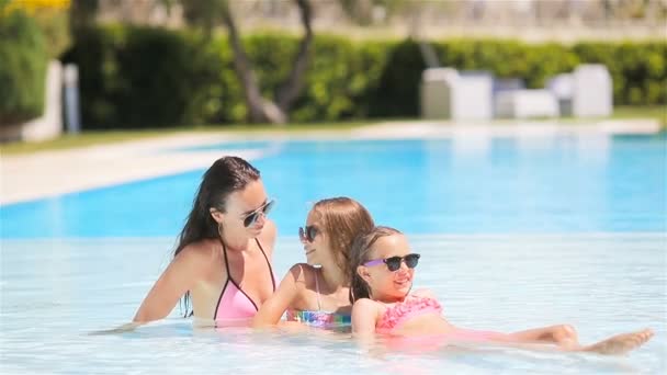 Μητέρα και δύο παιδιά απολαμβάνουν καλοκαιρινές διακοπές στην πισίνα πολυτελείας - Πλάνα, βίντεο