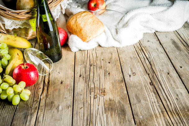 Picknickmand met fruit brood en wijn - Foto, afbeelding