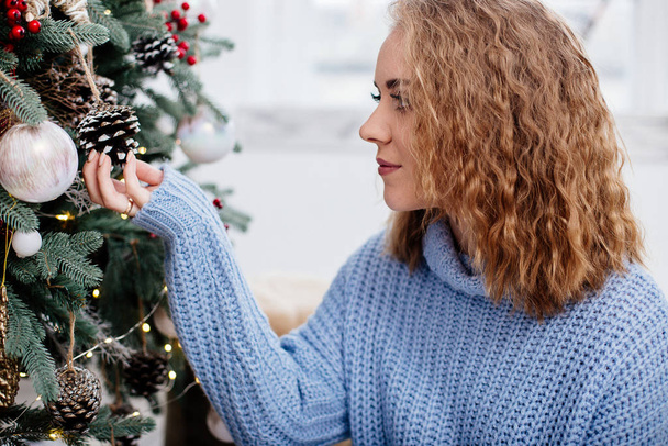 Beautiful woman at Christmas tree - Zdjęcie, obraz