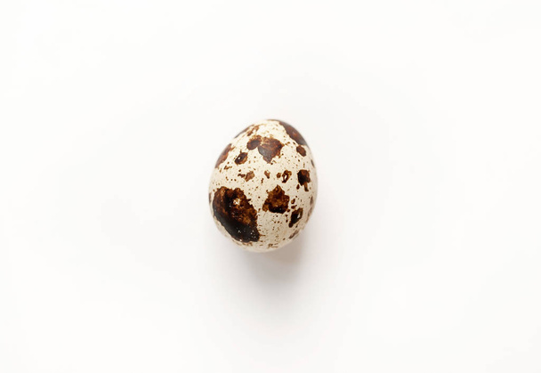 Beyaz arka planda izole edilmiş bıldırcın yumurtası. - Fotoğraf, Görsel