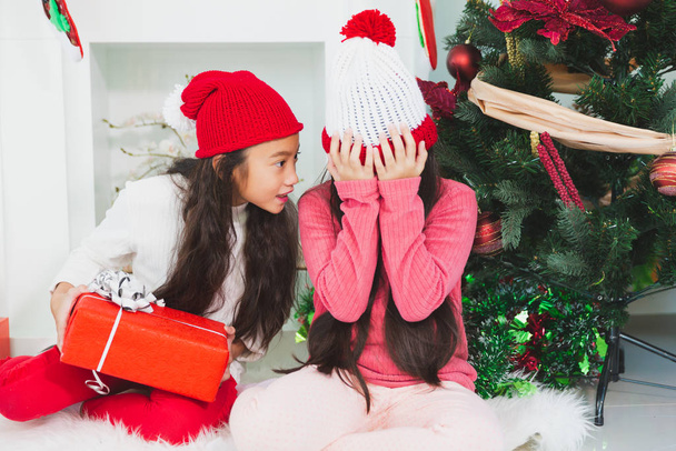 Asiático niñas con regalos caja feliz Navidad celebración
 - Foto, imagen