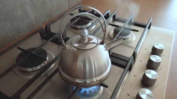 stalowy czajnik metalowy wrzący na domowej kuchence gazowej, domowa wrząca woda do herbaty para domowa - Materiał filmowy, wideo