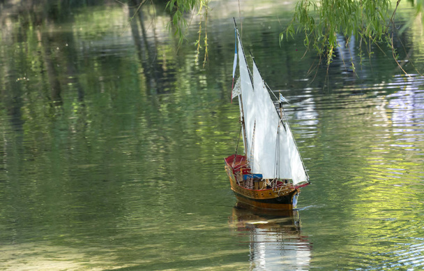 Juguete de madera galeón barco navegando en un lago
 - Foto, imagen