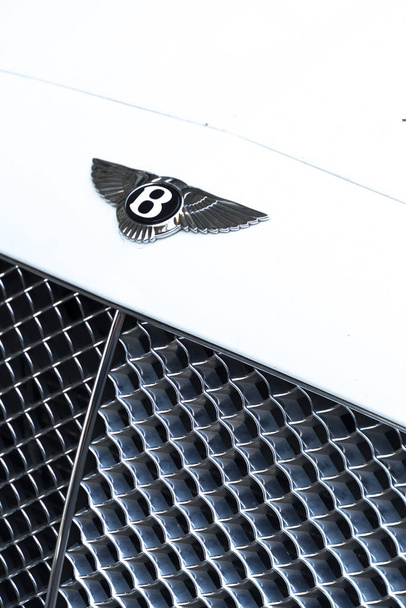 Berliini, Saksa - 19. huhtikuuta 2019: Bentley-auto. Bentley Motors Limited on brittiläinen yritys, joka suunnittelee, kehittää ja valmistaa luksusautoja, jotka ovat suurelta osin käsin rakennettuja
 - Valokuva, kuva