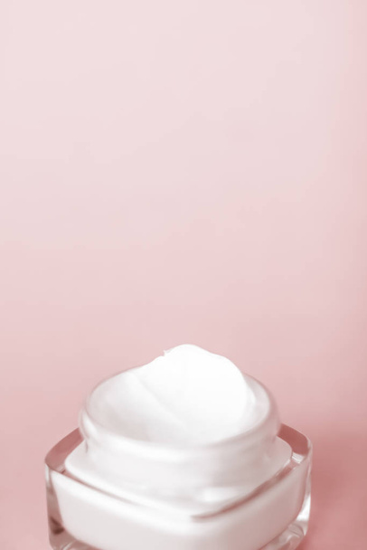 Crema facial hidratante tarro sobre fondo beige, esquí hidratante
 - Foto, Imagen