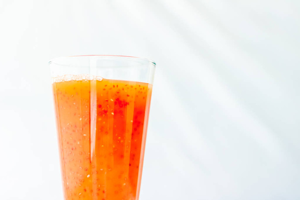 Bicchiere di succo di frullato di frutta rossa con semi di chia per la disintossicazione alimentare
 - Foto, immagini