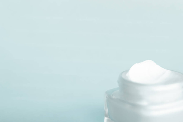 Gezicht crème moisturizer pot op mint achtergrond, hydraterende huid - Foto, afbeelding