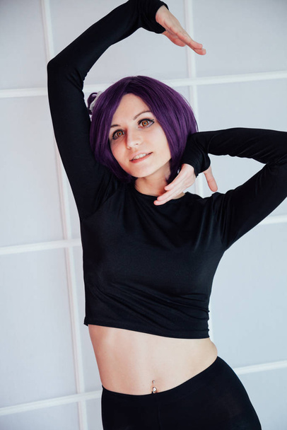 Hermosa mujer cosplayer anime con pelo morado en ropa de moda negro
 - Foto, Imagen