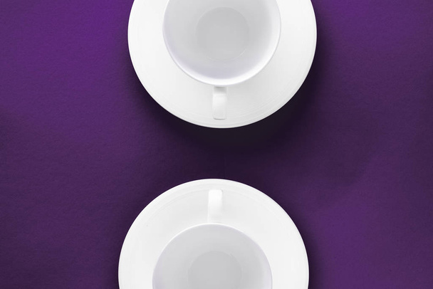 Valkoinen astiat astiasto asetettu, tyhjä kuppi violetti flatlay backgr
 - Valokuva, kuva