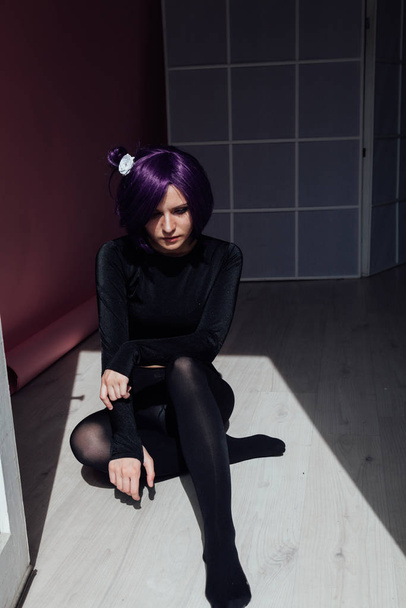 Piękna kobieta anime cosplayer z fioletowymi włosami w czarne ubrania mody - Zdjęcie, obraz