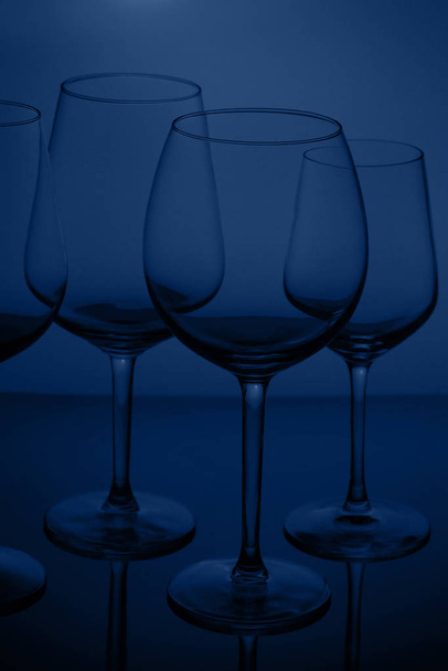 Wine glasses on blue - Foto, Bild