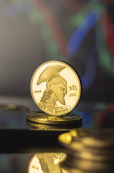 Titan bitcoin y concepto de dinero virtual. Titán de oro en una pila de monedas con gráfico de crecimiento y caída de la valoración de una criptomoneda. Tecnología minera o blockchain
. - Foto, Imagen