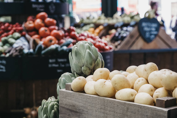 Új burgonya eladó egy piaci standon, gyümölcsök és zöldségek a - Fotó, kép