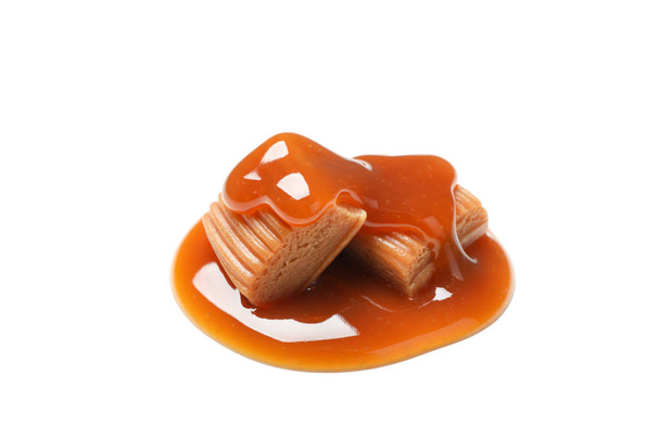 Karamel snoepjes met saus geïsoleerd op witte achtergrond - Foto, afbeelding