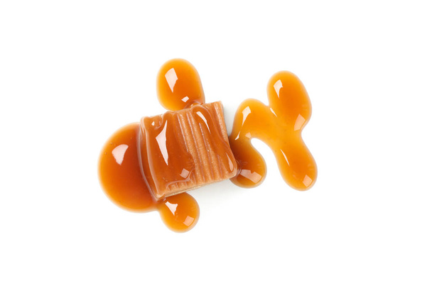 Карамельные конфеты с соусом на белом фоне
 - Фото, изображение