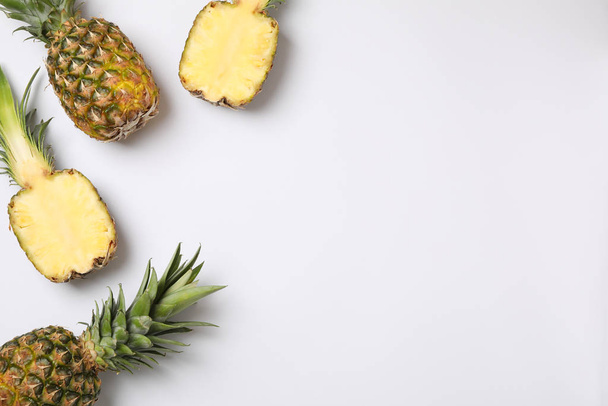 Beyaz arkaplanda ananas bileşimi, metin için boşluk - Fotoğraf, Görsel