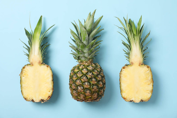 Ananas auf blauem Hintergrund, Platz für Text. saftige Früchte - Foto, Bild
