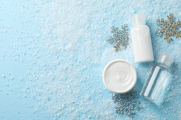 Set Kosmetik, Wintercreme für die Haut auf schneeblauem Hintergrund, sp - Foto, Bild