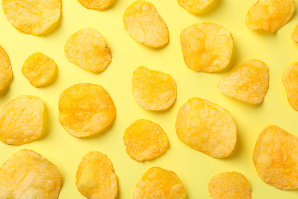 Flat lay composition with potato chips on yellow background, top - Foto, Imagem