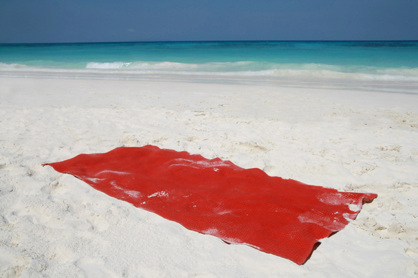 Toalha vermelha na praia beatiful, ilha de Tachai, grupo similan da ilha
 - Foto, Imagem