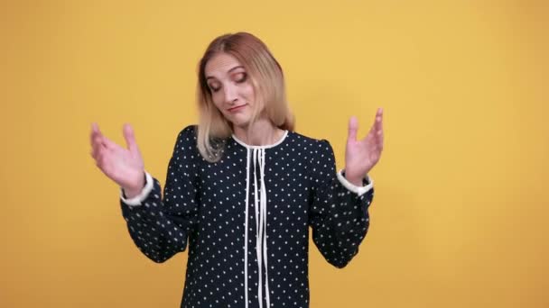 Teleurgesteld jonge vrouw kijkt verward, spreidt handen - Video