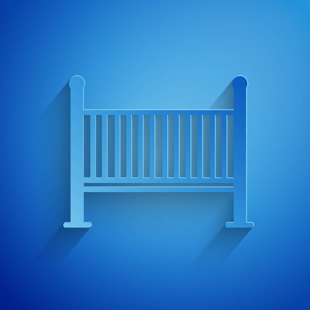 Cięcie papieru Łóżeczko dziecięce łóżeczko kołyska ikona izolowane na niebieskim tle. Papier w stylu sztuki. Ilustracja wektora - Wektor, obraz