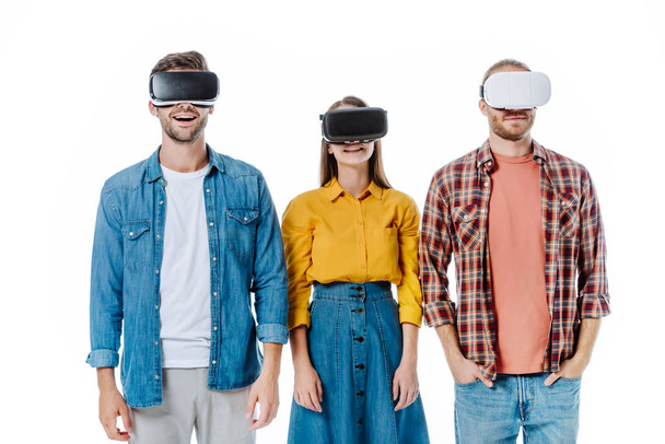 VR kulaklıklı üç genç arkadaş beyazlar içinde izole edilmiş. - Fotoğraf, Görsel