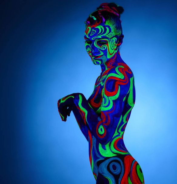 Nude girl posing with glowing patterns on her body - Fotografie, Obrázek
