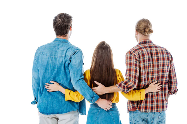 vista trasera de tres jóvenes amigos abrazándose aislados en blanco
 - Foto, imagen