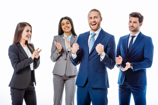 Multikulturelle Geschäftsleute in Anzügen applaudieren glücklichen Geschäftsleuten und zeigen Yah-Geste isoliert auf Weiß - Foto, Bild