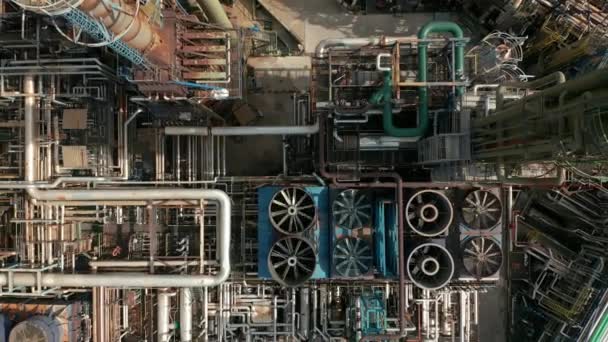 Letecký pohled shora dolů nad rafinérií ropy nebo chemickou továrnou  - Záběry, video