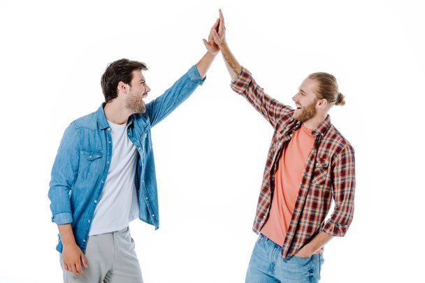 счастливые друзья, дающие высокую пятерку на белом
 - Фото, изображение