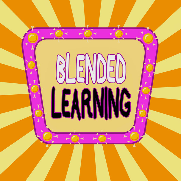Tekst pisma Blended Learning. Koncepcja oznacza połączenie tradycyjnych lekcji w klasie z nauczaniem online Asymetryczny nierównomierny kształt szablonu obiektu zarys wielobarwny. - Zdjęcie, obraz