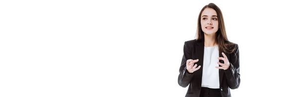 раздраженная деловая женщина в костюме жестикулирует изолированным на белом, панорамном снимке
 - Фото, изображение
