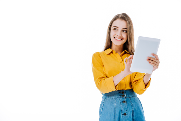 sorridente ragazza attraente utilizzando tablet digitale isolato su bianco
 - Foto, immagini