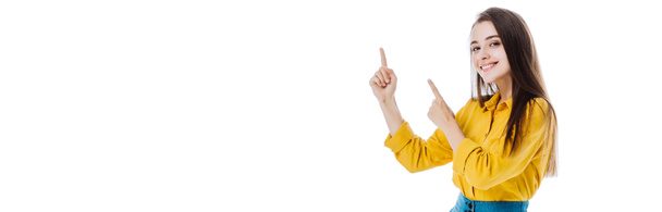 счастливая привлекательная девушка, показывающая пальцами на белом, панорамном снимке
 - Фото, изображение