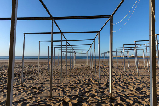 Dřevěné konstrukce pro stany na pláži Les Sables d 'Olonne (Vendee, Francie) - Fotografie, Obrázek