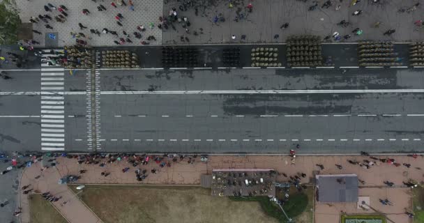 Luchtfoto op straat met mensen tijdens de voorbereiding van de militaire parade. Gebroken wegen, vorming van soldaten in de stad - Video