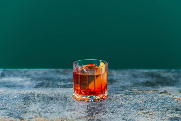 glass of alcoholic coctail with ice and lemon slice - Valokuva, kuva