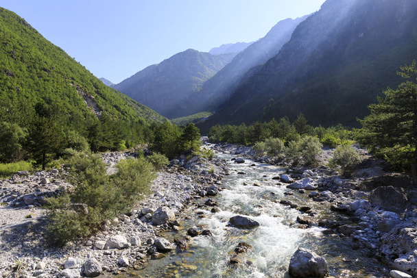 Vallei van Theth in de dinarische Alpen in Albanië op een prachtige zomerdag - Foto, afbeelding