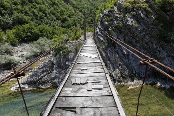 Παλιά επικίνδυνη Γέφυρα Swing στις δηναρικές Άλπεις της Αλβανίας - Φωτογραφία, εικόνα