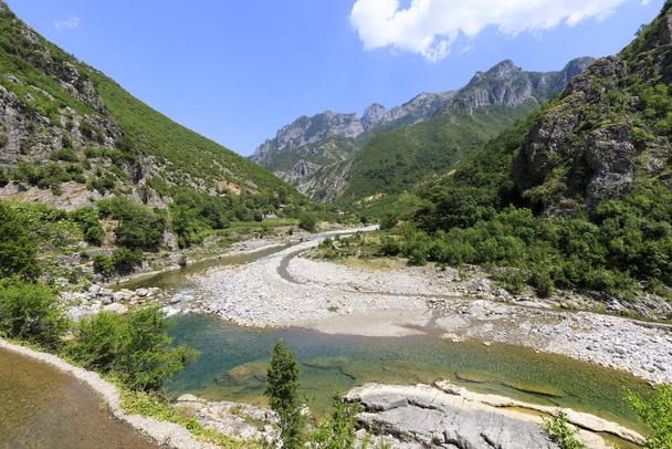 Arnavutluk 'un kuzey Dinarik Alpleri' nde yeşil ormanları ve temiz nehirleri olan dağlık bir manzara - Fotoğraf, Görsel