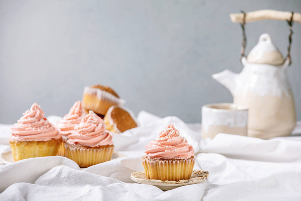 Homemade cupcake with buttercream - Фото, зображення