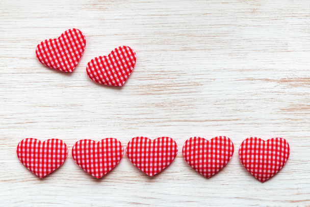 Fondo de San Valentín con corazones rojos sobre tablones de madera. Concepto de San Valentín
 - Foto, imagen