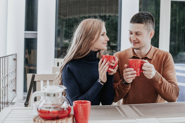 man en vrouw op vakantie drink warme chocolade koffie thee - Foto, afbeelding